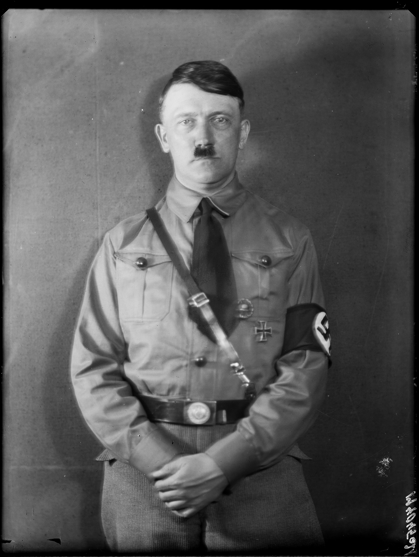 Файл:Adolf Hitler 02.jpg - Википедия