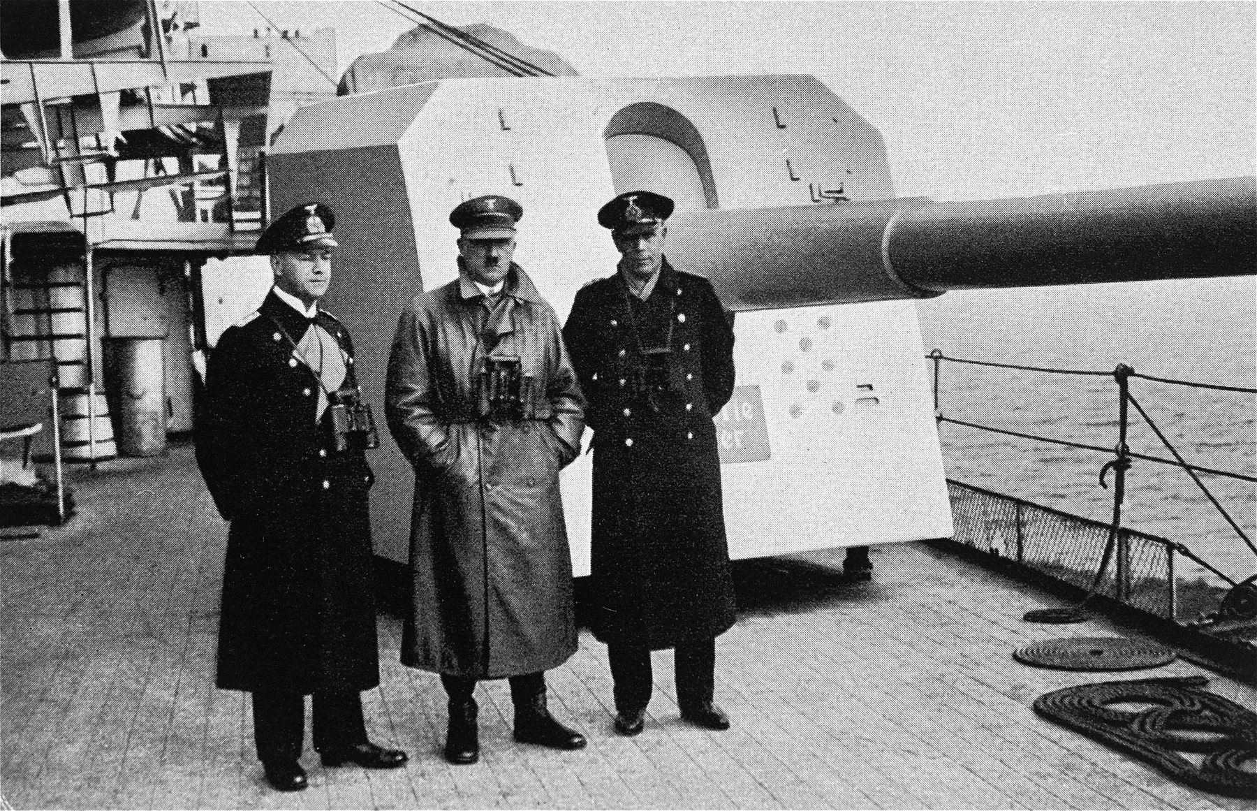 14 февраля спуск бисмарка. Линкор бисмарк экипаж. Адмирал Эрих Редер. Адмирал Эрих Редер и фюрер.